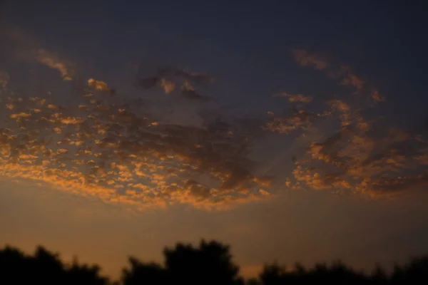 Pôr Sol Dramático Céu Nascente Nuvens Laranja — Fotografia de Stock