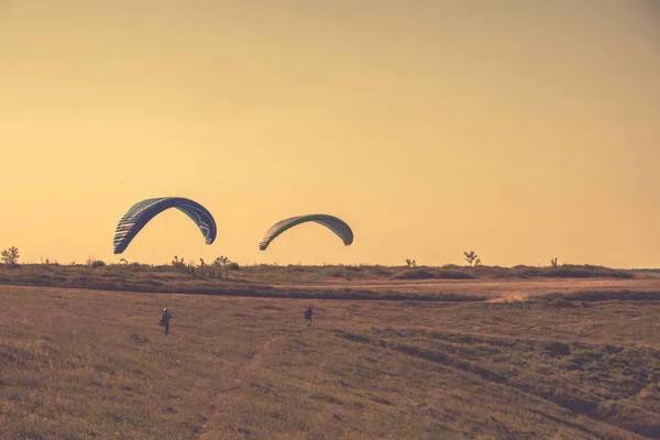 Parapentes Cielo Azul Sobre Verde Campo Verano — Foto de Stock