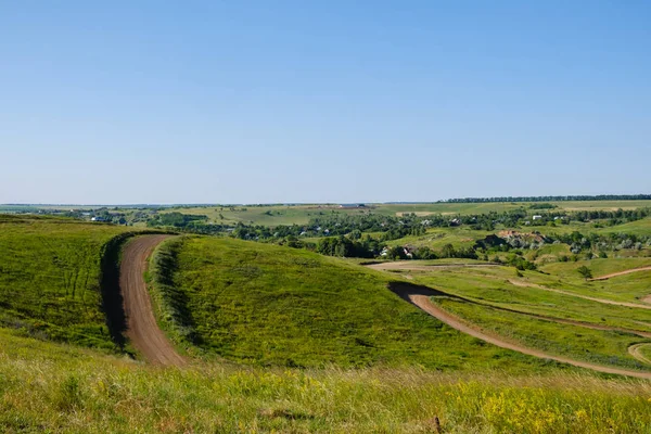 Yeşil alanlar ve tepelerde bir yaz gününde
