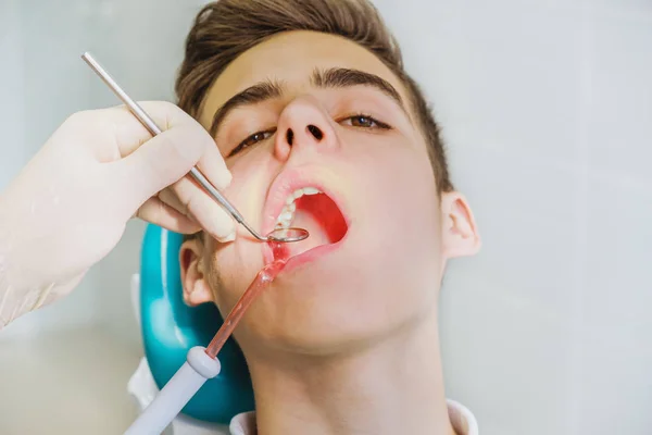 Хлопчик Стоматологічному Кріслі Офісі Лікує Зуби Лікар Дитина — стокове фото