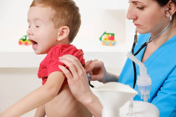 Kvinnlig Läkare Som Använder Stetoskop För Att Undersöka Liten Söt — Stockfoto