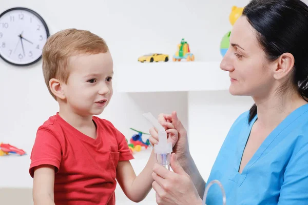 Vit Liten Pojke Som Inhalerar Med Nebulisator Sjukhuset Barn Astma — Stockfoto