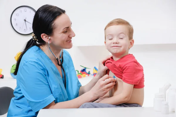 귀여운 아이를 진찰하기 청진기를 사용하는 여의사 — 스톡 사진