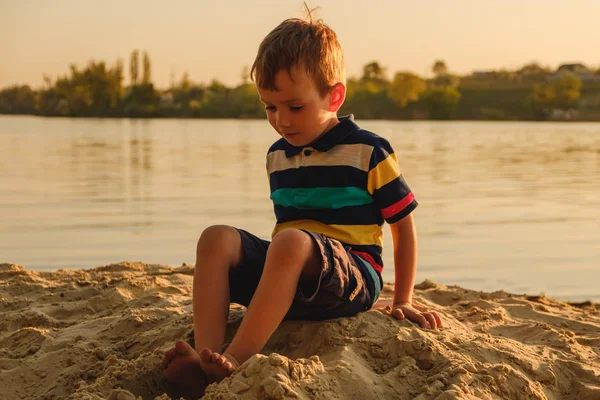 Vier Jarige Blanke Jongen Spelen Het Zand Het Strand Zomer — Stockfoto