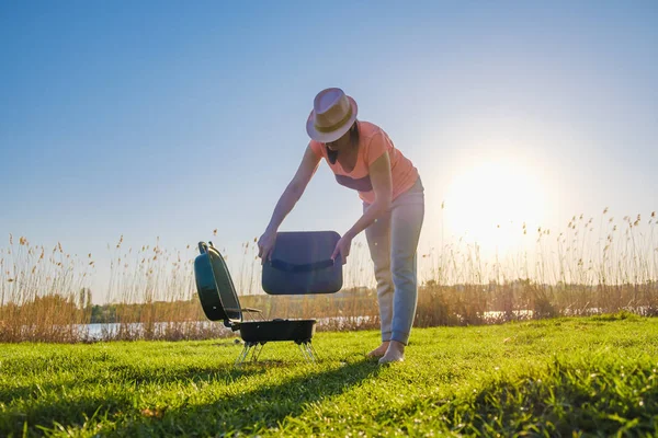 Woman Doing Bbq Kebab Grill Meat Vegetables Summer Sunset River — Stock Photo, Image