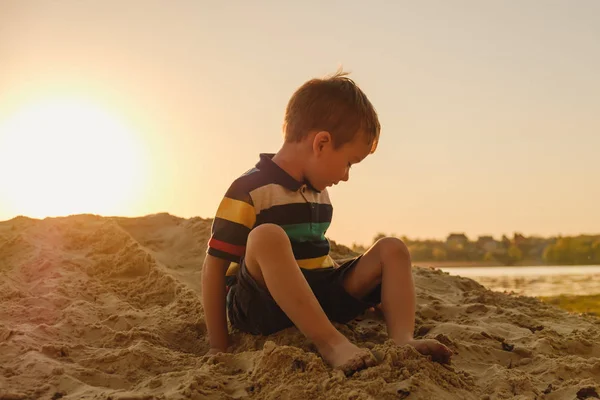 Vier Jarige Blanke Jongen Spelen Het Zand Het Strand Zomer — Stockfoto