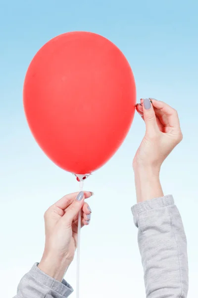 Gefahrenkonzept Hand Hält Nadel Ballon Isoliert Auf Weißem Hintergrund — Stockfoto