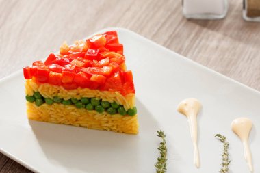 Vejetaryen yemeği, sebzeli pirinç salatası, sağlıklı beslenme.