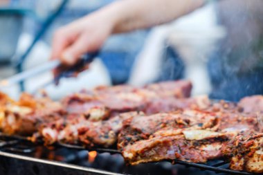 Barbekü kavrulmuş domuz eti ile bitki Bahar üzerinde sıcak kömür ızgara ile duman. Arka Bahçe Barbekü sahne.