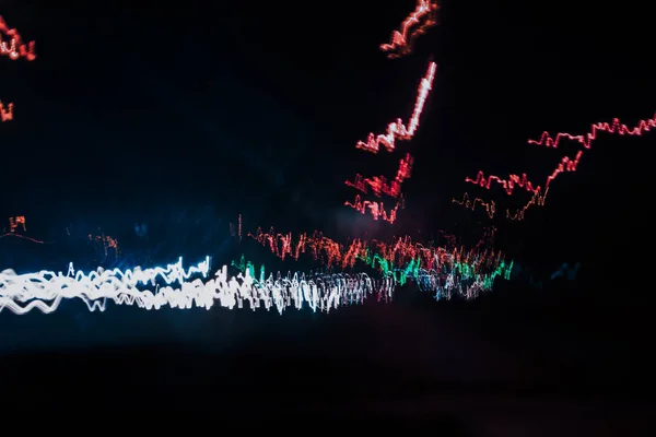 抽象的黑色背景模糊了快速移动的汽车夜间道路上的彩色标记 五彩斑斓的运动轨迹H — 图库照片