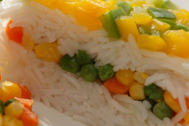 Sağlıklı vejetaryen yemek. Sebzeli artış basmati. Vegan gıda. Ahşap masa üzerinde beyaz pirinç pişmiş Basmati pirinç.