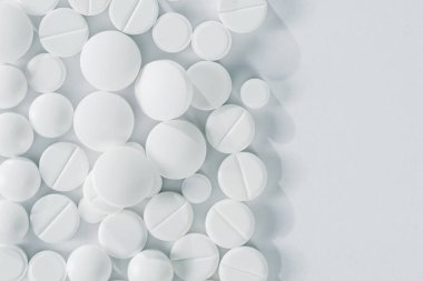Beyaz hap ve beyaz arka plan closeup, üstten görünüm izole tablet