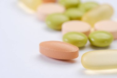 Beyaz arka plan makro, ilaç izole hapları ve tablet kapsül