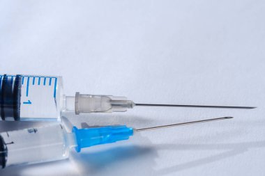 Şırınga aşı ve beyaz arka plan üzerinde izole şişeleri,