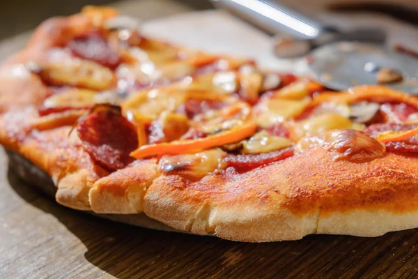 Paprika Pizza Scheiben Schneiden Mit Spezialmesser Auf Dem Tisch — Stockfoto
