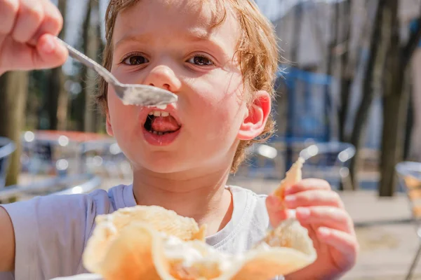 Close Detail Van Schattig Kind Eten Van Ijs Outdoor Het — Stockfoto