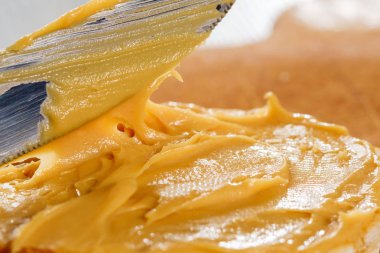 Fıstık ezmeli sandviç ve fıstık ezmeli makro. Mutfak bıçağı..