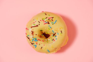 Pembe bir arka plan üzerinde lezzetli çörek yakın çekim