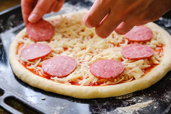 Frische Original Italienische Rohe Pizza Zubereitung Traditionellen Stil Auf Einem — Stockfoto