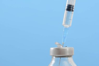 Şişelerde ve şırıngalarda ilaç, aşıya, kanser tedavisine, ağrı tedavisine hazır ve ayrıca yasadışı olarak kullanılabilir.