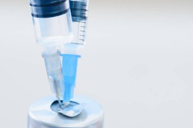 Şişelerde ve şırıngalarda ilaç, aşıya, kanser tedavisine, ağrı tedavisine hazır ve ayrıca yasadışı olarak kullanılabilir.