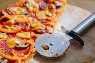 Özel bıçakla dilimlenmiş pepperonili pizza..