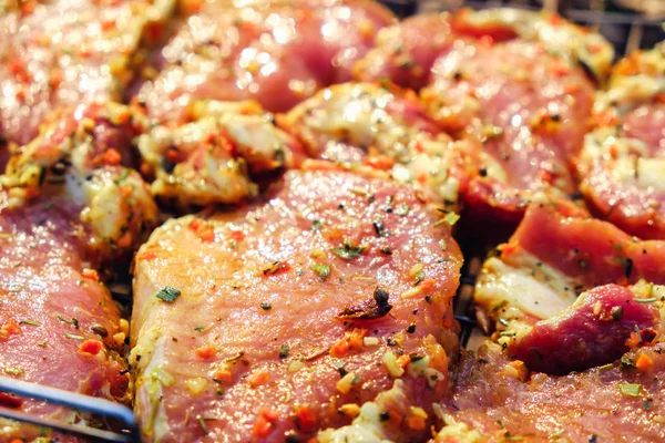 Taze Çiğ domuz boyun için bitki baharatlar Barbekü ızgara biftek. Sığır eti biftek.