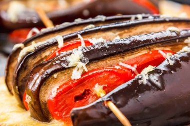 Kızarmış peynir, domates ve sebze doldurulmuş kabak