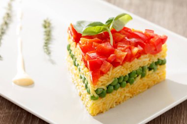 Sebzeli artış basmati. Vegan gıda pişmiş, ahşap masa.