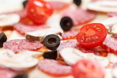 Mozzarella peyniri, domates, salam zeytin ile ham pizza pişirme