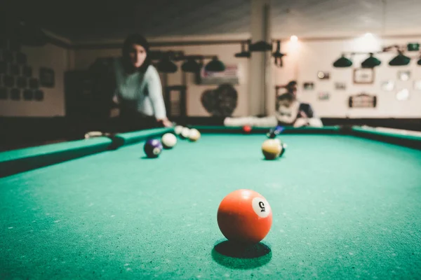 Morena Mujer Jugando Billar Snooker Bar — Foto de Stock