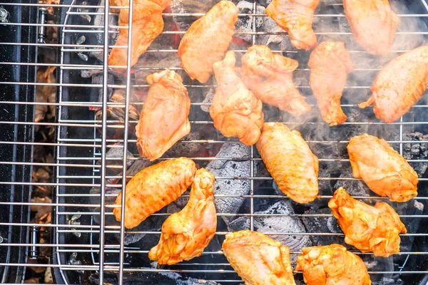 Smokehouse Stoi Trawie Ogród Letni Odkryty Wędzenie Kurczaka Domu Dla — Zdjęcie stockowe