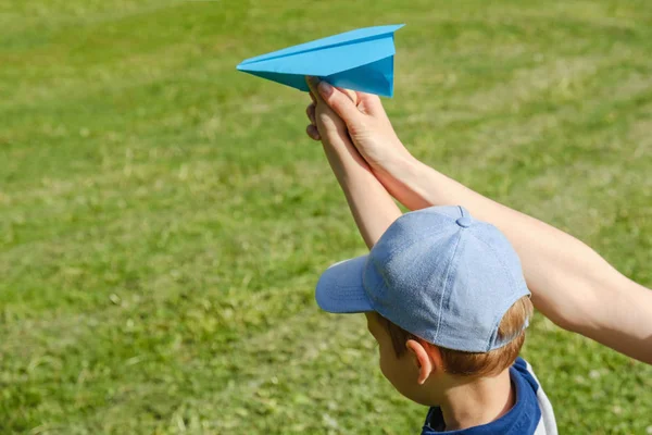 Niño Jugando Con Avión Juguete Parque Una Hierba Verde Soleado —  Fotos de Stock