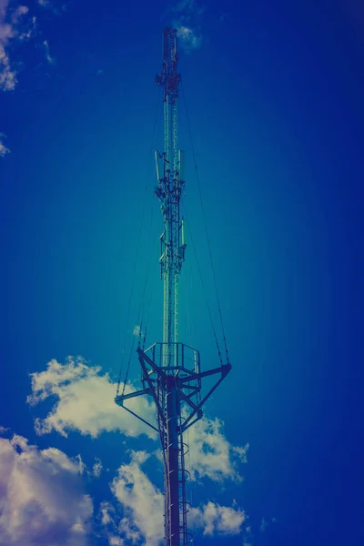 Mobiele Gsm Systeem Antenne Blauwe Lucht Wolken — Stockfoto