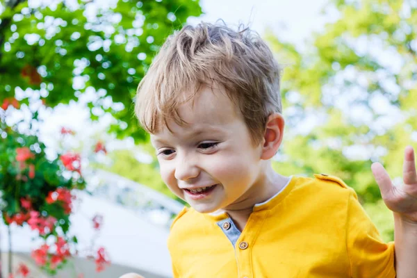 Щасливий Білий Хлопчик Посміхається Насолоджуватися Життям Портрет Молодого Хлопчика Природі — стокове фото