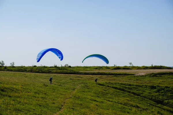 Parapentes Cielo Azul Sobre Verde Campo Verano —  Fotos de Stock