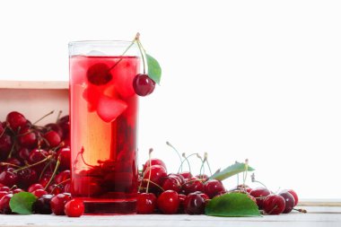 Beyaz arka planda soğuk alkollü vişne kokteyli.