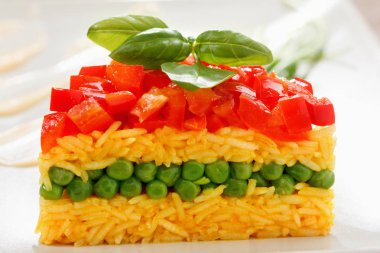 Vejetaryen yemeği, sebzeli pirinç salatası, sağlıklı beslenme.