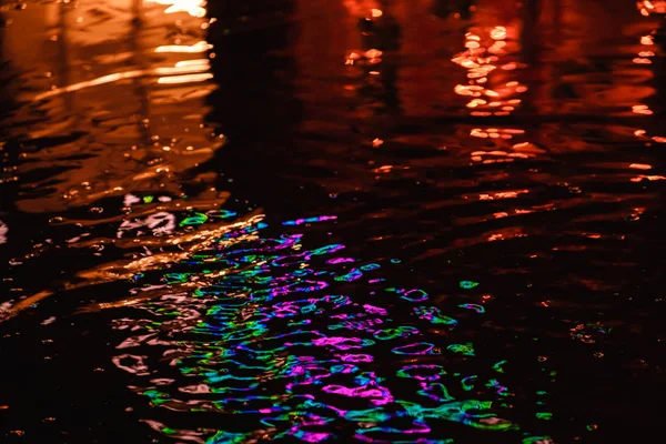 Una Pozzanghera Una Notte Pioggia Città Con Riflessi Lanterne Cartelli — Foto Stock