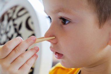 Küçük komik çocuk yemek çubukları kültür, Japon geleneksel rulo suşi yemek yiyor