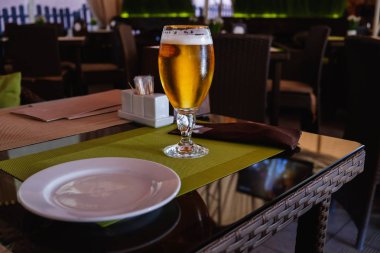 Bira Cafe alkol bar, Restoran Cafe iç, Masa ve sandalyeler