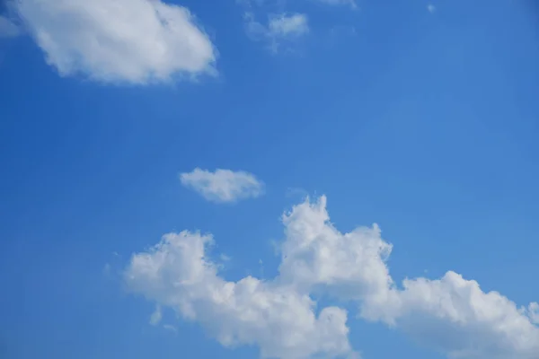 Cielo Blu Con Nuvole Bianche Sfondo Luce Estiva — Foto Stock