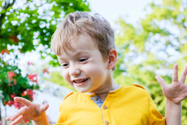 Дитячий Щасливий Хлопчик Посміхається Насолоджуватися Життям Портрет Молодого Хлопчика Природі — стокове фото