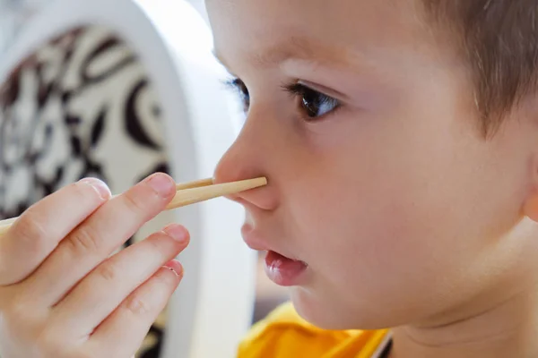 Смішно Маленький Хлопчик Їсть Японського Традиційного Роли Паличками Культури Їдять — стокове фото