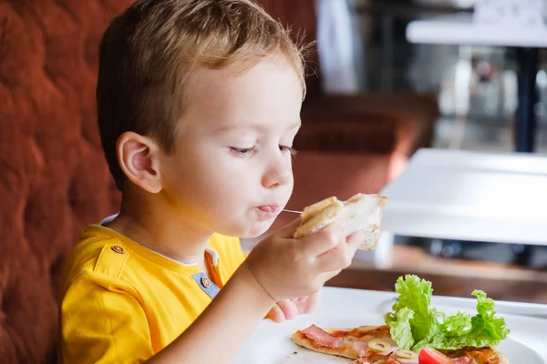 Menino Bonito Comendo Uma Pizza Pequena Muito Ansiosamente — Fotografia de Stock