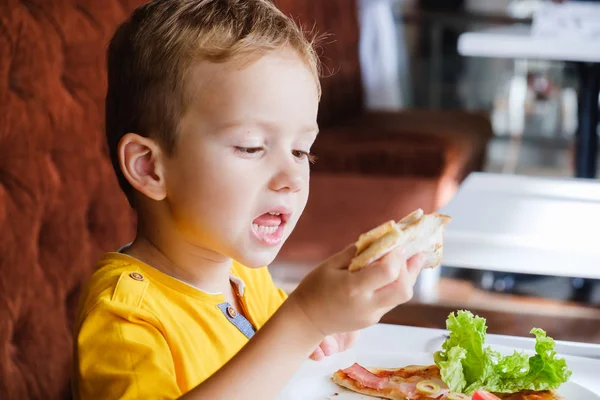 Pequeño Niño Lindo Comiendo Una Pizza Pequeña Muy Ansiosamente — Foto de Stock