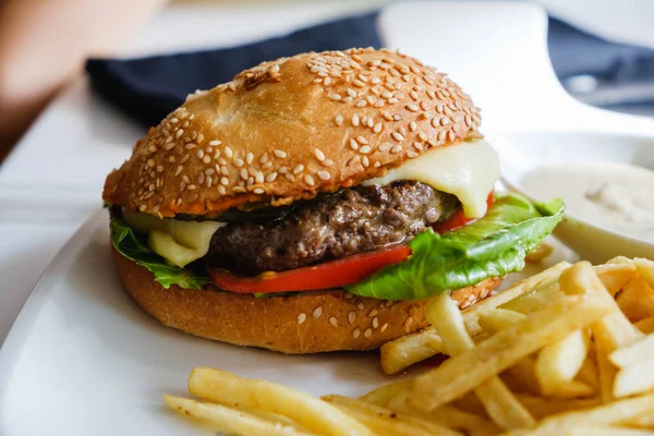 Hamburguesa Papas Fritas Plato Blanco Sobre Mesa —  Fotos de Stock