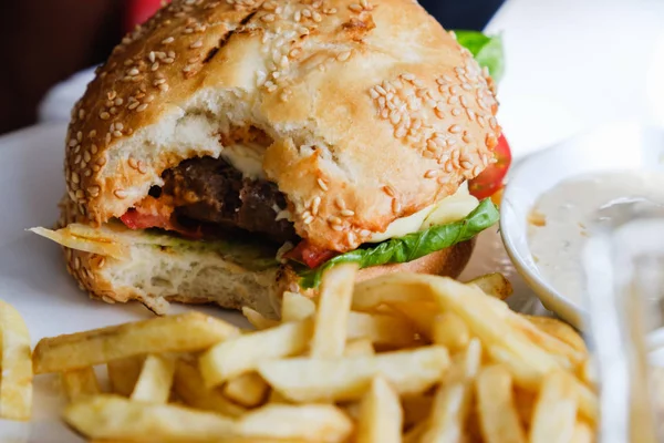 Hamburguesa Papas Fritas Plato Blanco Mesa Mordido —  Fotos de Stock