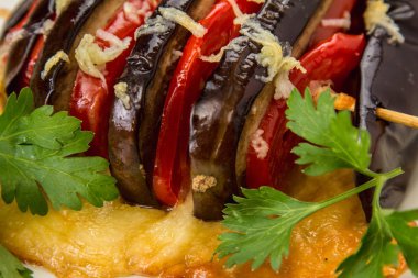 Peynir, domates ve dolma biberle doldurulmuş kabaklar.