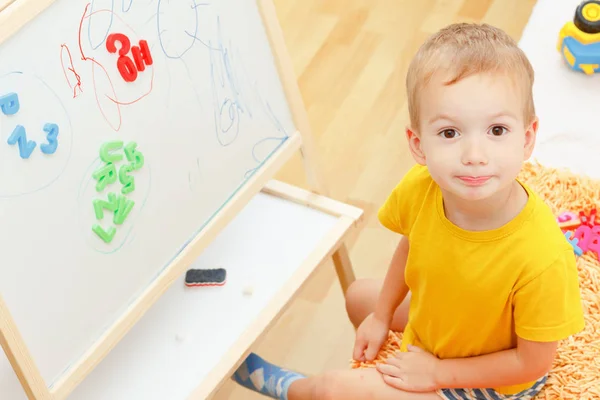 Fröhlich Lächelndes Kind Der Tafel Idee Schulkonzept — Stockfoto